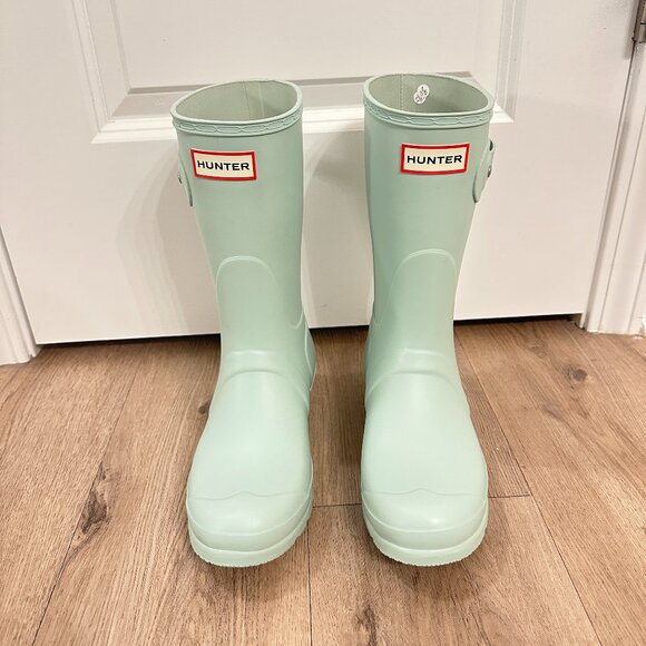 Hunter Shoes - HUNTER Original Short Waterproof Rain Boot (Women) in Light Green Size US 8